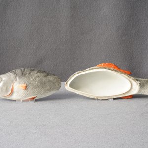 Une terrine couverte en forme de poisson en porcelaine de Chine, Qianlong — photo 8