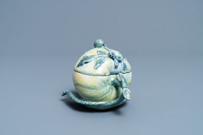 Une terrine couverte en forme de pomme en faïence polychrome de Delft, 18ème
