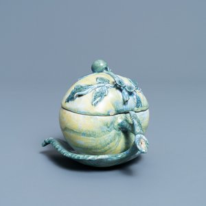 Une terrine couverte en forme de pomme en faïence polychrome de Delft, 18ème — photo 1