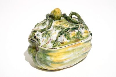 Une terrine couverte en forme de potiron en faïence de Delft polychrome, 18ème