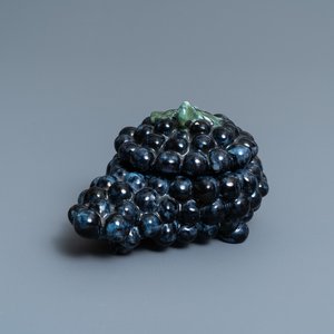 Une terrine couverte en forme d'une grappe de raisins en faïence polychrome de Delft, vers 1800 — photo 1