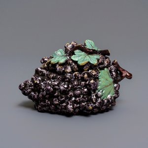 Une terrine couverte en forme d'une grappe de raisins en faïence polychrome de Delft, 18ème — photo 1