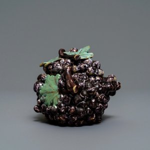 Une terrine couverte en forme d'une grappe de raisins en faïence polychrome de Delft, 18ème — photo 3