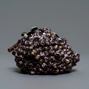 Une terrine couverte en forme d'une grappe de raisins en faïence polychrome de Delft, 18ème — photo 4