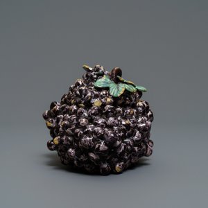 Une terrine couverte en forme d'une grappe de raisins en faïence polychrome de Delft, 18ème — photo 5
