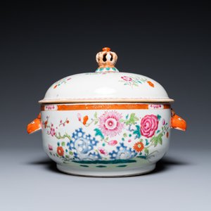 Une terrine couverte en porcelaine de Chine de style famille rose, Qianlong — photo 2