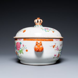 Une terrine couverte en porcelaine de Chine de style famille rose, Qianlong — photo 3