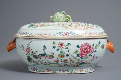 Une terrine couverte en porcelaine de Chine famille rose à décor de paons, Qianlong
