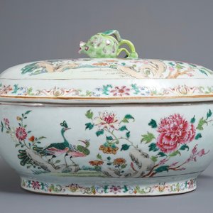 Une terrine couverte en porcelaine de Chine famille rose à décor de paons, Qianlong — photo 1