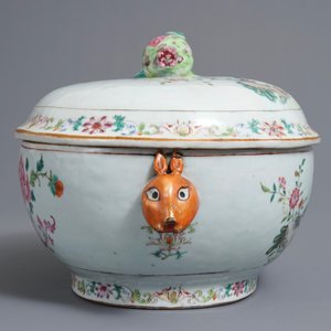 Une terrine couverte en porcelaine de Chine famille rose à décor de paons, Qianlong — photo 2
