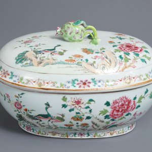 Une terrine couverte en porcelaine de Chine famille rose à décor de paons, Qianlong — photo 7