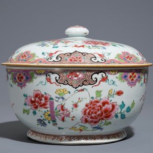 Une terrine couverte en porcelaine de Chine famille rose à décor floral, Qianlong — photo 1