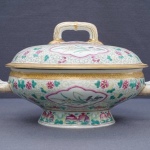 Une terrine couverte en porcelaine de Chine famille rose, marque de Guangxu, 19/20ème — photo 12
