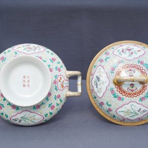 Une terrine couverte en porcelaine de Chine famille rose, marque de Guangxu, 19/20ème — photo 13
