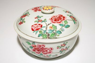 Une terrine couverte en porcelaine de Chine famille rose, Yongzheng/Qianlong