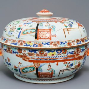 Une terrine couverte en porcelaine de Chine famille verte à décor de femmes dans un paysage, Yongzheng — photo 1