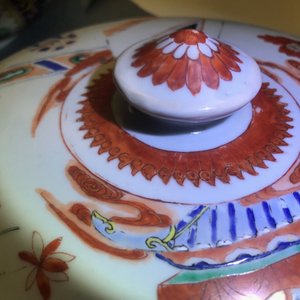 Une terrine couverte en porcelaine de Chine famille verte à décor de femmes dans un paysage, Yongzheng — photo 8