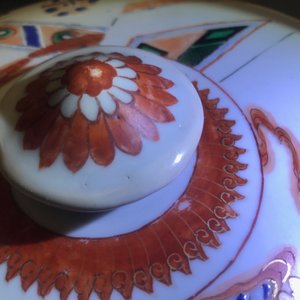 Une terrine couverte en porcelaine de Chine famille verte à décor de femmes dans un paysage, Yongzheng — photo 9