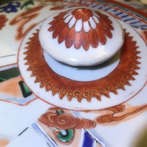 Une terrine couverte en porcelaine de Chine famille verte à décor de femmes dans un paysage, Yongzheng — photo 10