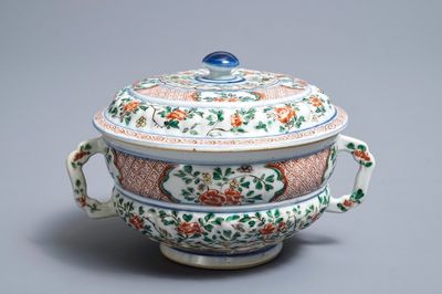 Une terrine couverte en porcelaine de Chine famille verte, Kangxi