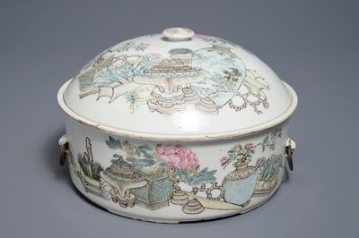 Une terrine couverte en porcelaine de Chine qianjiang cai, 19/20ème