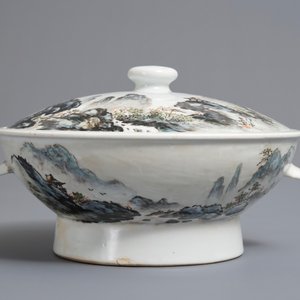 Une terrine couverte en porcelaine de Chine qianjiang cai, 20ème — photo 2