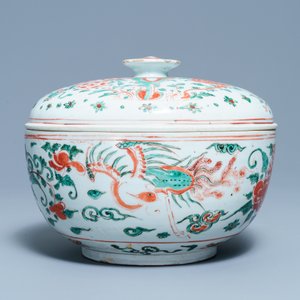 Une terrine couverte en porcelaine de Chine wucai, époque Transition — photo 2