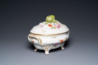 Une terrine couverte en porcelaine polychrome de Ludwigsburg, Allemagne, 18ème