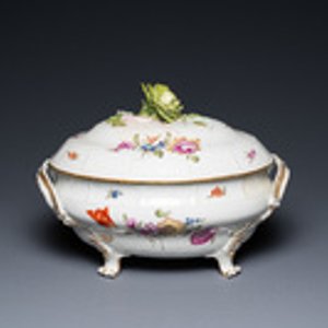 Une terrine couverte en porcelaine polychrome de Ludwigsburg, Allemagne, 18ème — photo 2