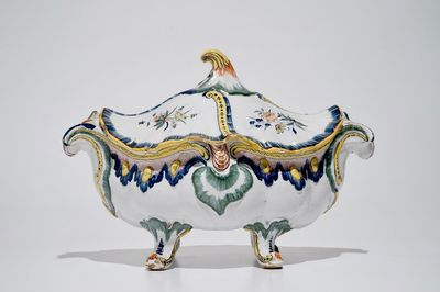 Une terrine couverte Rococo en faïence polychrome de Bruxelles, 18ème