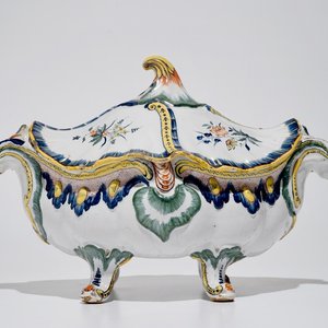 Une terrine couverte Rococo en faïence polychrome de Bruxelles, 18ème — photo 1