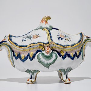 Une terrine couverte Rococo en faïence polychrome de Bruxelles, 18ème — photo 3