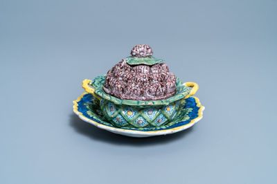 Une terrine couverte sur présentoir en faïence de Delft polychrome, 18ème