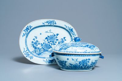 Une terrine couverte sur présentoir en porcelaine de Chine en bleu et blanc, Qianlong