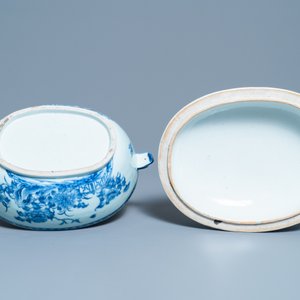 Une terrine couverte sur présentoir en porcelaine de Chine en bleu et blanc, Qianlong — photo 9