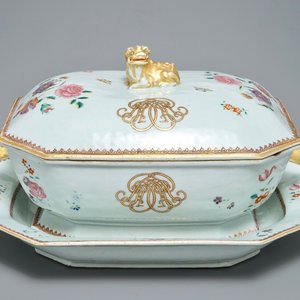 Une terrine couverte sur présentoir en porcelaine de Chine famille rose, Qianlong — photo 1