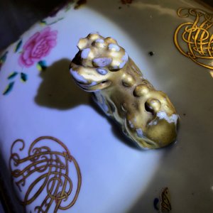 Une terrine couverte sur présentoir en porcelaine de Chine famille rose, Qianlong — photo 11