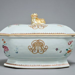 Une terrine couverte sur présentoir en porcelaine de Chine famille rose, Qianlong — photo 4