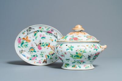 Une terrine couverte sur présentoir en porcelaine famille rose de Canton, Chine, 19ème