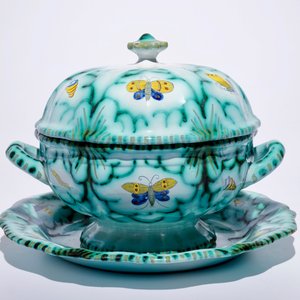Une terrine couverte sur son support en faïence de Bruxelles à décor "Aux papillons", 18ème — photo 2
