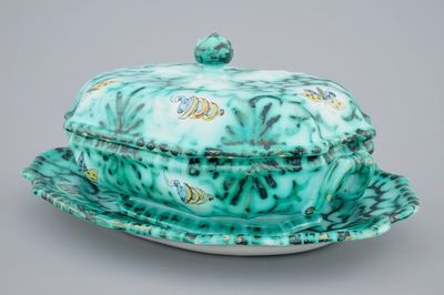 Une terrine couverte sur son support en faïence de Bruxelles à décor aux papillons et chenilles, 18ème