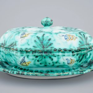 Une terrine couverte sur son support en faïence de Bruxelles à décor aux papillons et chenilles, 18ème — photo 2