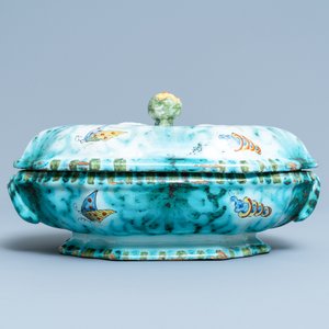 Une terrine couverte sur son support en faïence de Bruxelles à décor de papillons et chenilles, 18ème — photo 4