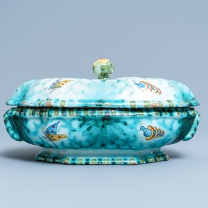 Une terrine couverte sur son support en faïence de Bruxelles à décor de papillons et chenilles, 18ème — photo 6
