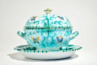 Une terrine couverte sur son support en faïence polychrome de Bruxelles, 18/19ème