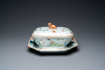 Une terrine couverte sur son support en porcelaine de Chine famille rose, Qianlong