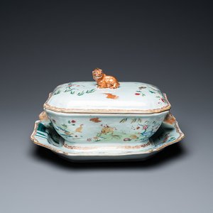 Une terrine couverte sur son support en porcelaine de Chine famille rose, Qianlong — photo 1