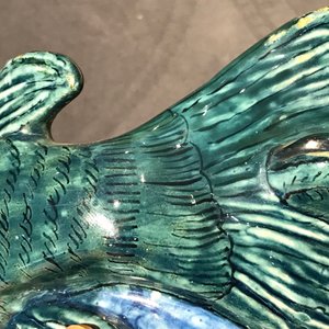 Une terrine couverte sur support en forme de truite en faïence de Delft polychrome, 18ème — photo 16