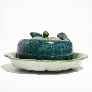 Une terrine couverte sur support en forme de truite en faïence de Delft polychrome, 18ème — photo 4