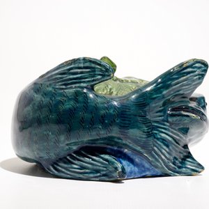 Une terrine couverte sur support en forme de truite en faïence de Delft polychrome, 18ème — photo 9
